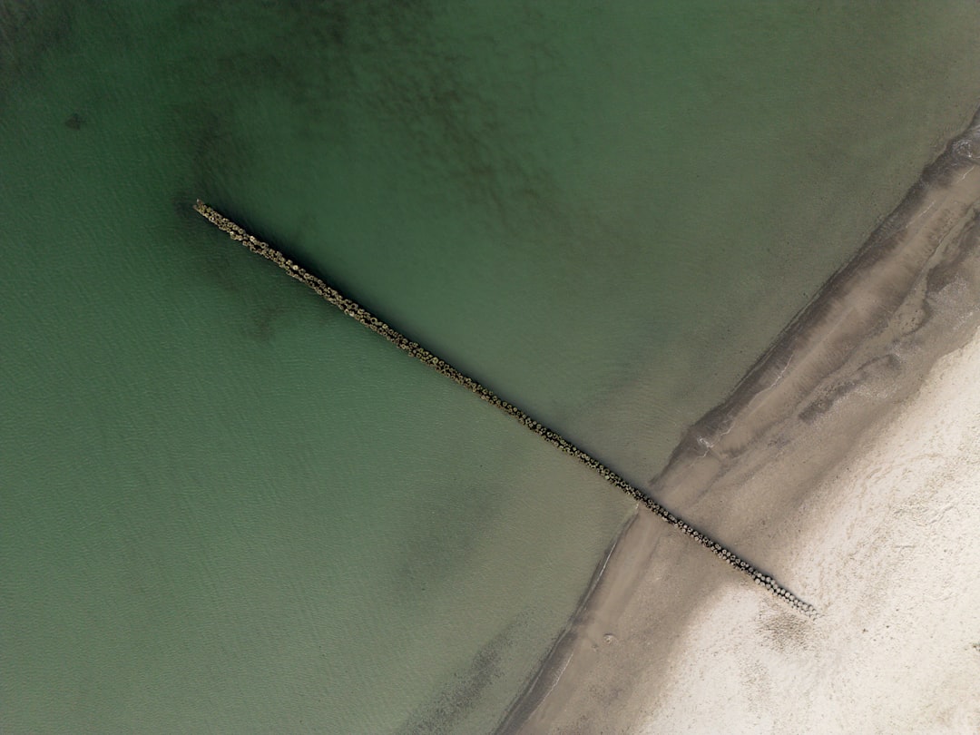 Descubre la comodidad de la caña retráctil en deportes marinos