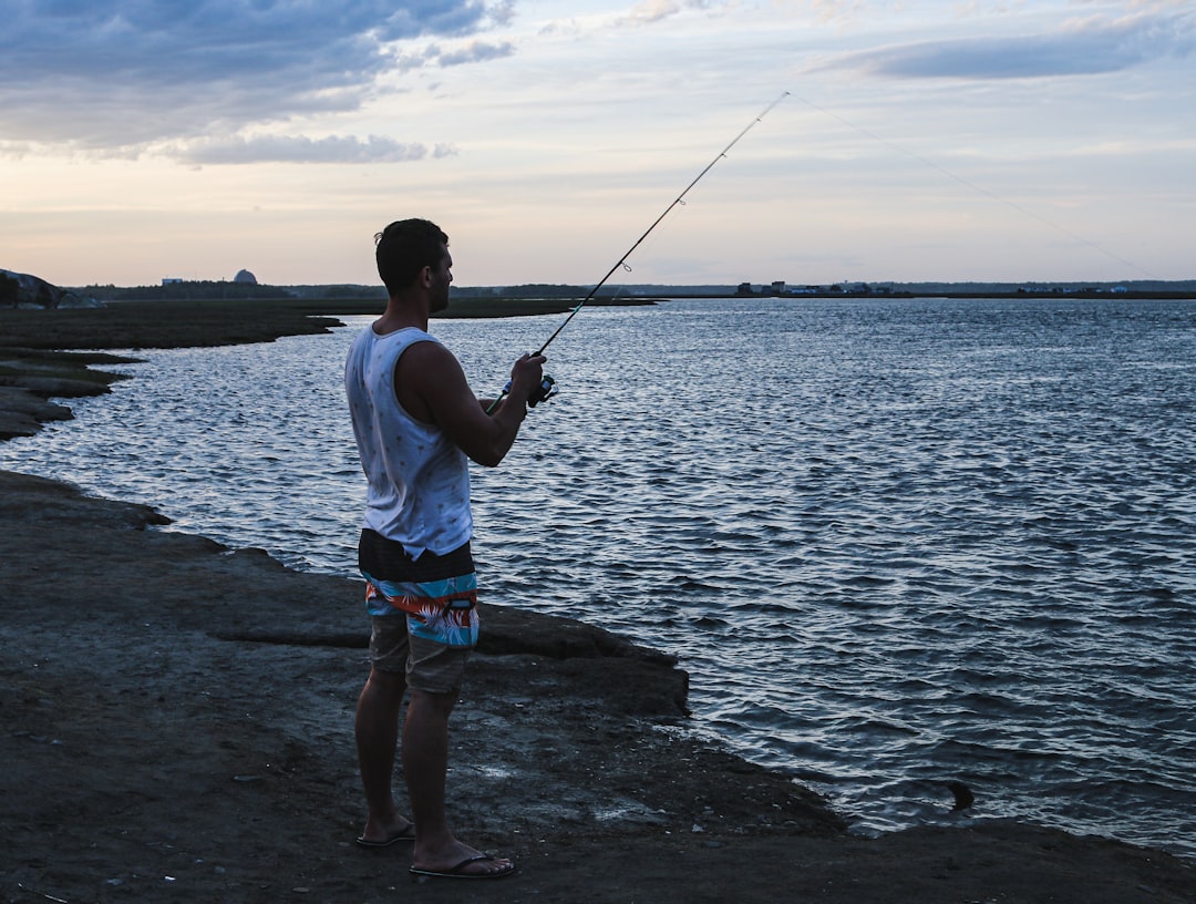 Pesca desde Costa: Disfruta de los Deportes Marinos