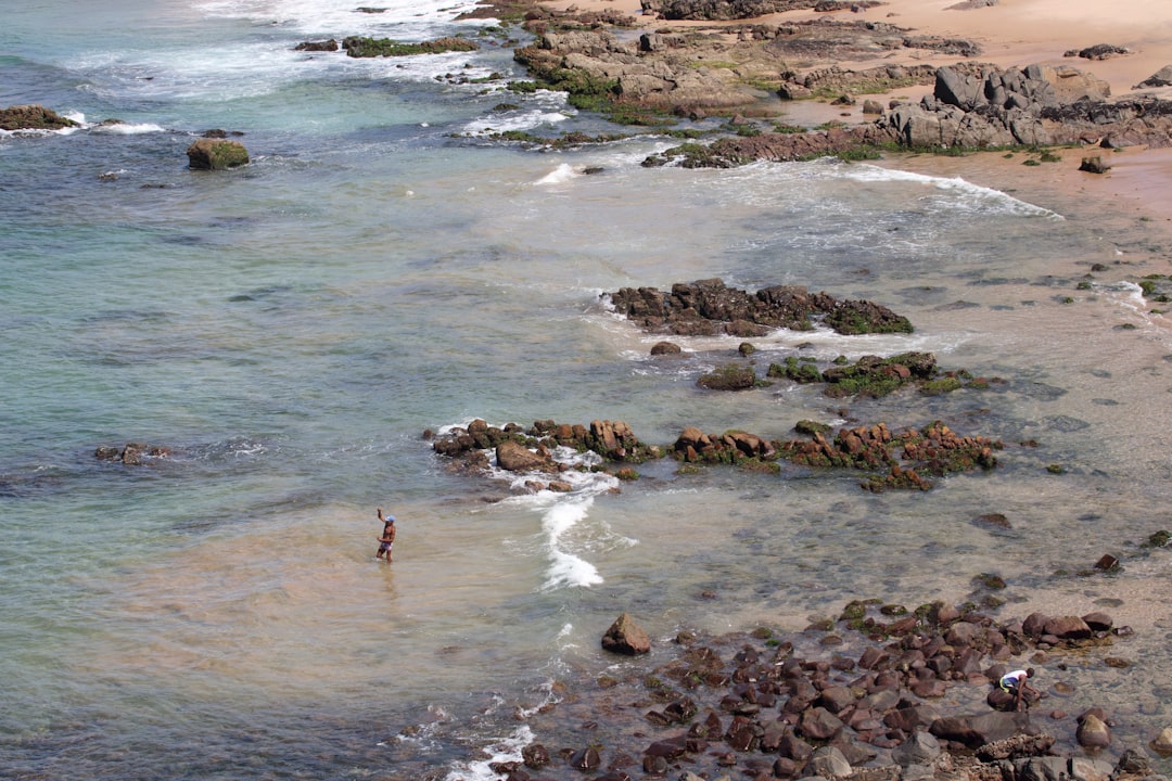 Pesca efectiva en fondos rocosos: evita enganches